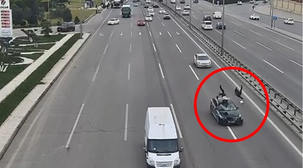 aeroport-yolunda-2-piyadani-mashin-vurub-video