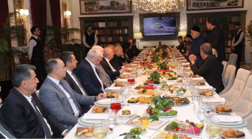 qlobal-baki-forumunun-ishtirakchilari-uchun-iftar-sufresi-achilib