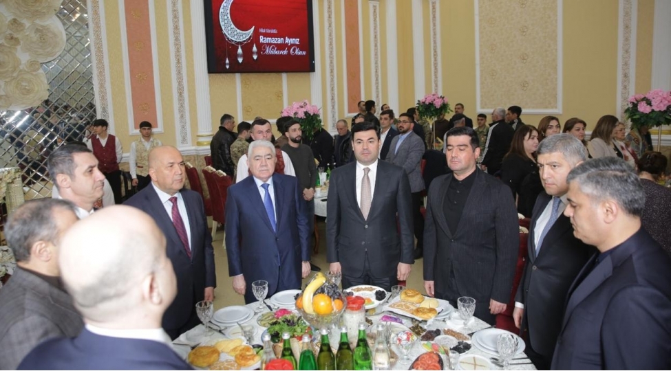 agalar-veliyev-shehid-qazi-ailelerine-agsaqqalara-bayram-sovqatlari-gonderib-ve-xachmazda-iftar-merasimi-teshkil-edib