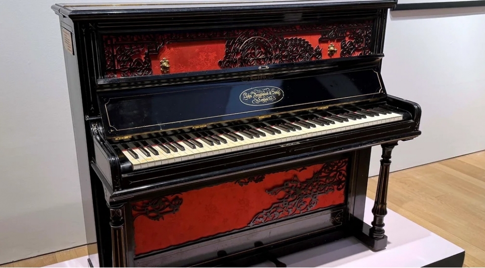 con-lennonun-pianosu-rekord-qiymete-satildi