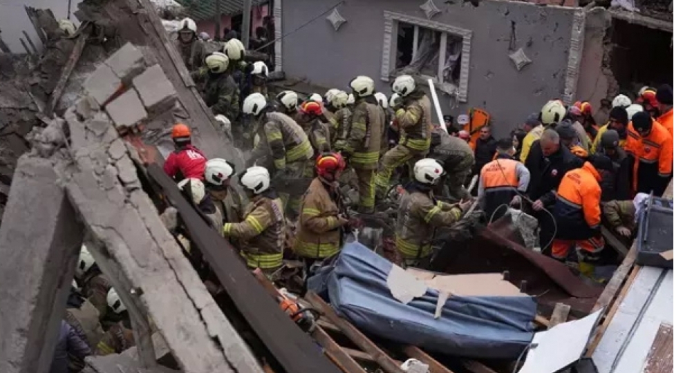 istanbul-valisi-dagintilar-altinda-qalan-doqquz-neferden-yeddisi-xilas-edilib