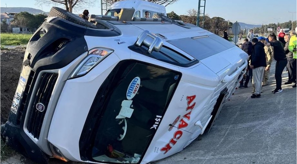 chanaqqalada-mekteblileri-dashiyan-mikroavtobus-ashib-xesaret-alanlar-var