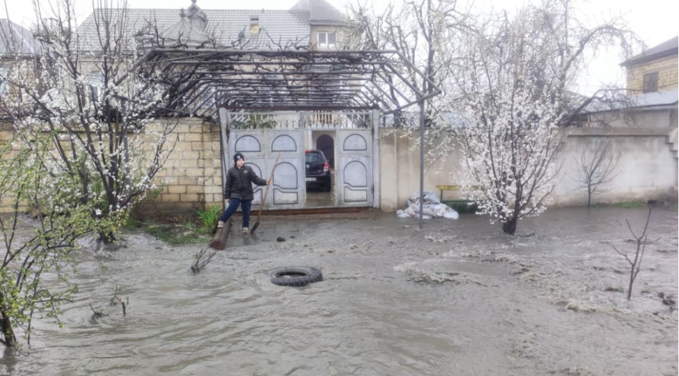 qubada-kanalizasiya-borusu-tutulub-10-dan-chox-heyeti-chirkab-sulari-basib