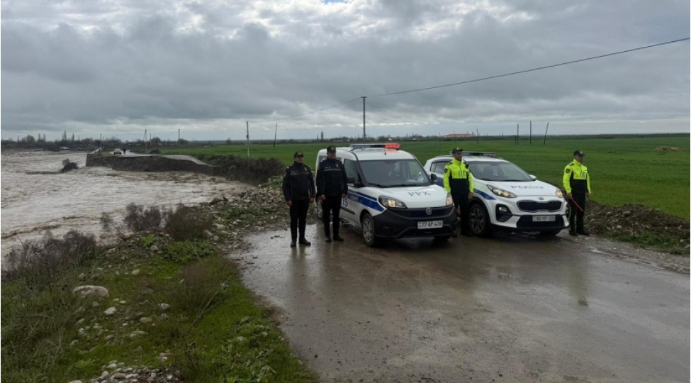 agsuda-sel-sulari-arat-curuxlu-mashadqanli-avtomobil-yolunun-bir-hissesini-yararsiz-hala-salib-tedbirler-gorulur