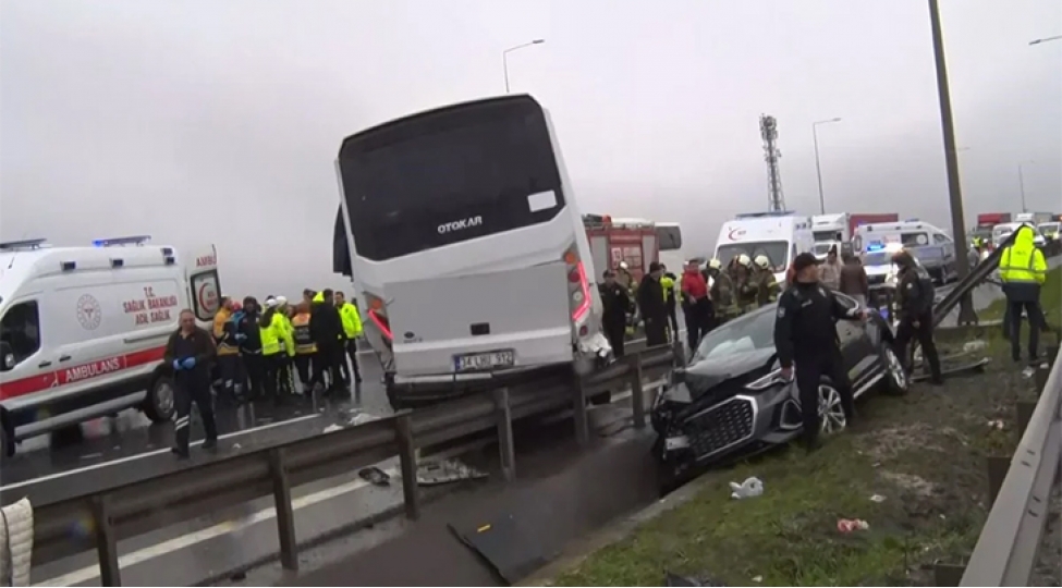 istanbulda-polis-avtobusunun-qezaya-ugramasi-neticesinde-30-nefer-yaralanib