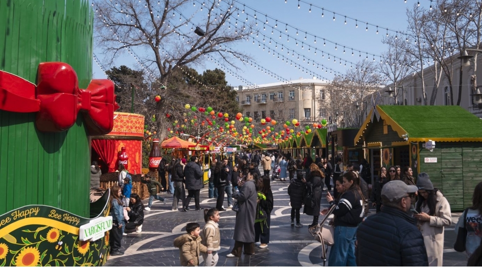 adra-nin-terefdashligi-ile-bakida-torpaq-elimde-bahar-ureyimde-xeyriyye-yarmarkasi-kechirilir