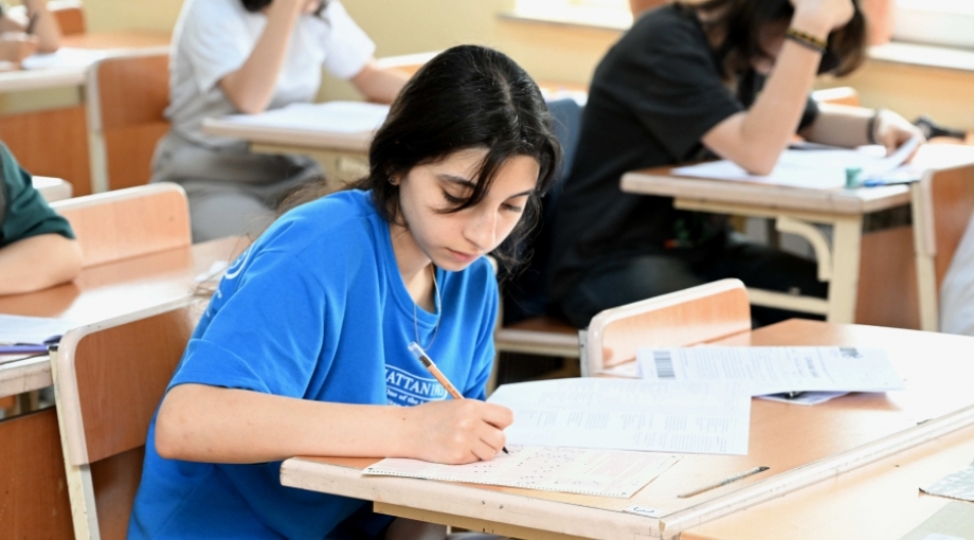 magistraturaya-qebul-imtahaninin-ikinci-cehdi-uchun-4-minden-chox-bakalavr-erizesini-tesdiq-edib