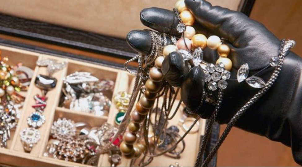 ishlediyi-evden-30-min-manatliq-ogurluq-eden-shexs-saxlanilib