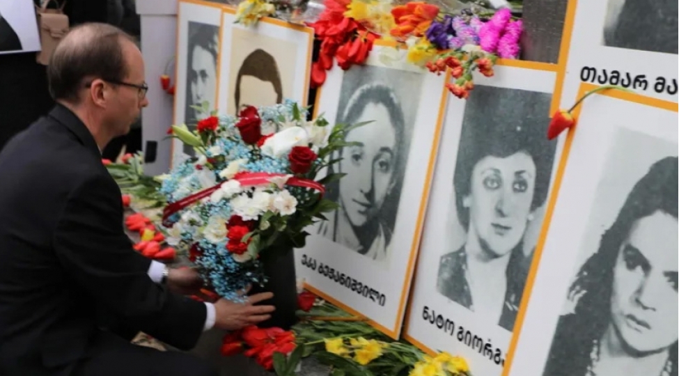 gurcustanda-9-aprel-qurbanlarinin-xatiresi-anilir