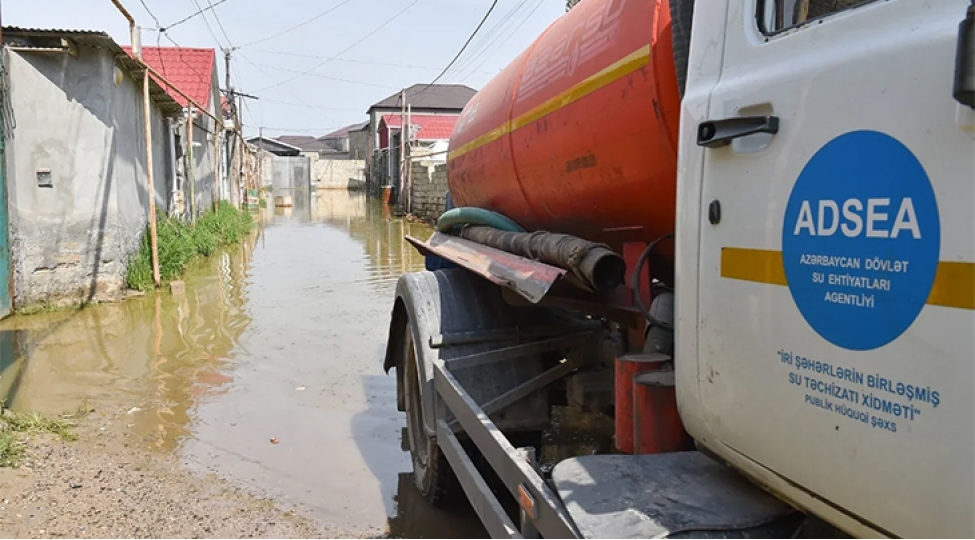 adsea-nin-tabeli-qurumlari-erazilerde-yigilan-yagish-sularinin-kenarlashdirilmasi-ishlerini-davam-etdirir