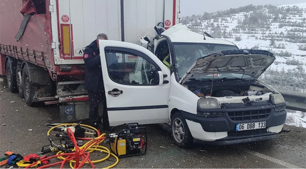 erzurumda-zencirvari-avtoqezada-biri-ushaq-olmaqla-iki-nefer-olub