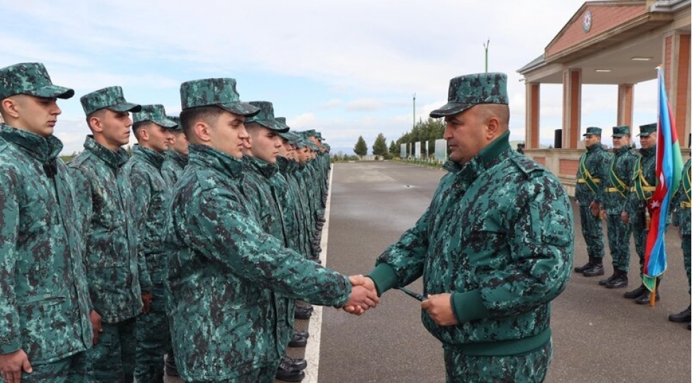 herbi-xidmeti-basha-vuran-serhedchi-esgerler-evlerine-yola-salinib