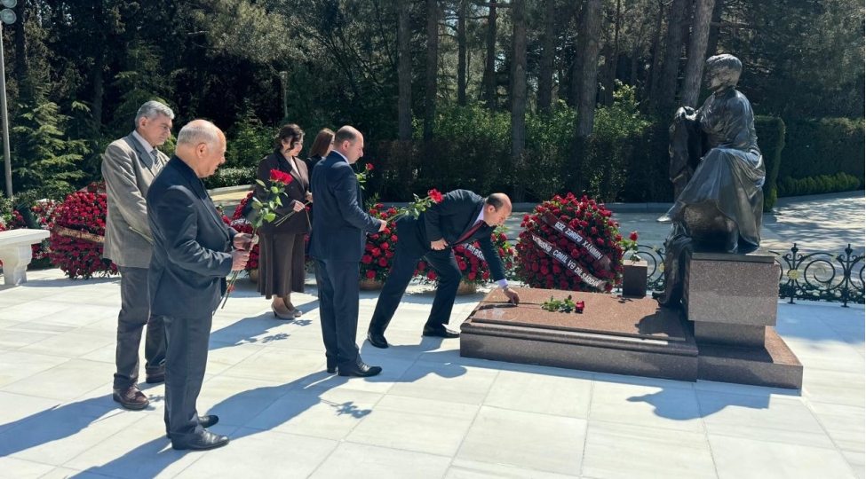 akademik-zerife-eliyevanin-anim-gunu-munasibetile-fexri-xiyaban-ziyaret-edilib