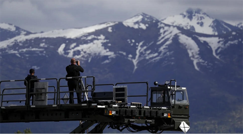 alyaskada-herbi-bazanin-erazisinde-ayi-iki-esgeri-yaralayib