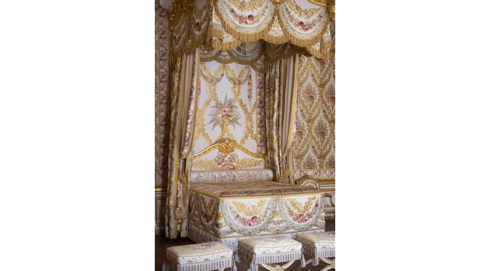 versalda-xvi-ludovikin-yataq-otagi-berpa-olunub