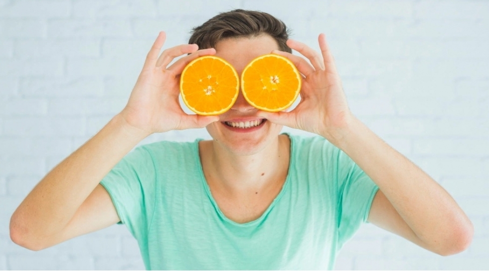 goz-saglamligini-qoruyan-qidalar-hansilardir-oftalmoloq-izah-edir