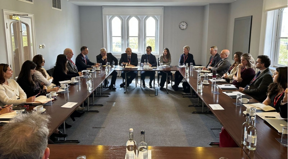 elchin-emirbeyov-britaniyada-azerbaycanin-orta-dehliz-cherchivesinde-geosiyasi-ve-geoiqtisadi-strateji-rolunu-muzakire-edib-foto