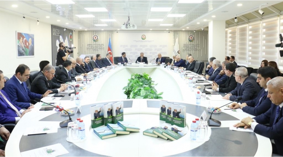 azerbaycan-respublikasinin-enerji-tehlukesizliyi-siyaseti-enenevi-enerjiden-yashil-enerjiye-kechid-monoqrafiyasinin-teqdimati-kechirilib