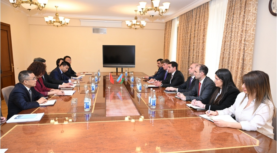 hikmet-haciyev-chinli-nazirle-reqemsal-sahede-emekdashligi-muzakire-edib