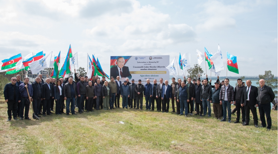 umummilli-lider-heyder-eliyevin-anadan-olmasinin-103-cu-ildonumu-ile-elaqedar-agacekme-aksiyasi-kechirilib-fotovideo