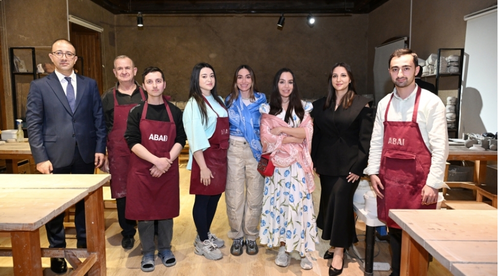 leyla-eliyeva-ve-arzu-eliyeva-shekide-abad-keramika-ve-tetbiqi-senet-merkezi-ile-tanish-olublar
