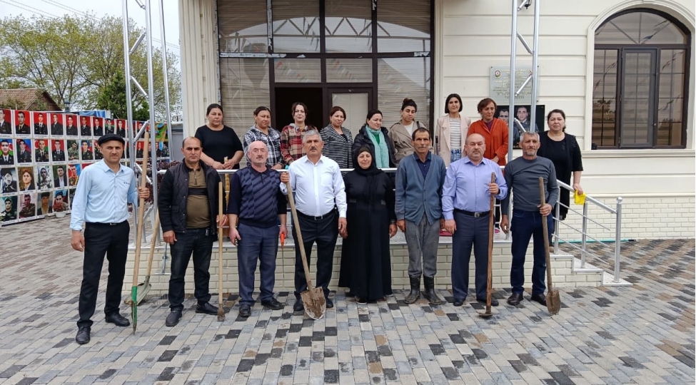 masallida-shehid-abideleri-etrafinda-imecilik-kechirilib