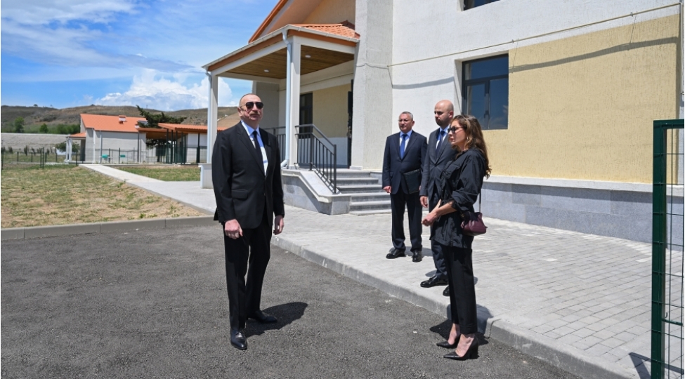 prezident-ilham-eliyev-ve-birinci-xanim-mehriban-eliyeva-shukurbeyli-kendinde-ferdi-evlerde-yaradilmish-sheraitle-tanish-olublar