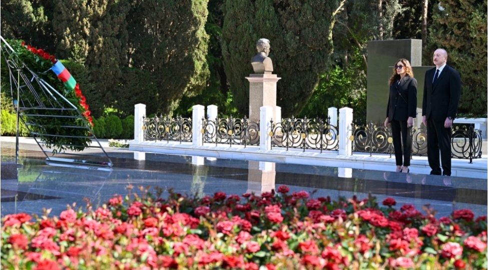 prezident-ilham-eliyev-ve-birinci-xanim-mehriban-eliyeva-fexri-xiyabanda-ulu-onder-heyder-eliyevin-mezarini-ziyaret-edibler-2