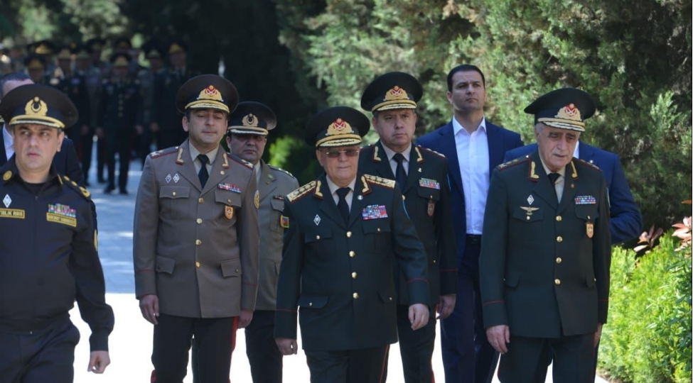 fovqelade-hallar-nazirliyinin-kollektivi-ulu-onder-heyder-eliyevin-mezarini-ziyaret-edib-video