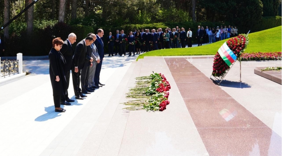 adra-nin-kollektivi-umummilli-lider-heyder-eliyevin-anadan-olmasinin-103-cu-ildonumu-munasibetile-mezarini-ziyaret-edib