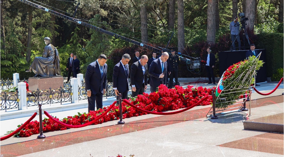 umummilli-lider-heyder-eliyevin-anadan-olmasinin-103-cu-ildonumu-ile-elaqedar-agentliyin-rehber-heyeti-fexri-xiyabani-ziyaret-edib