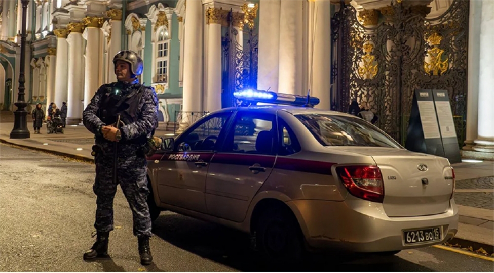 ermitajda-imperator-taxtinda-eyleshen-kishi-polise-muqavimet-gosterib