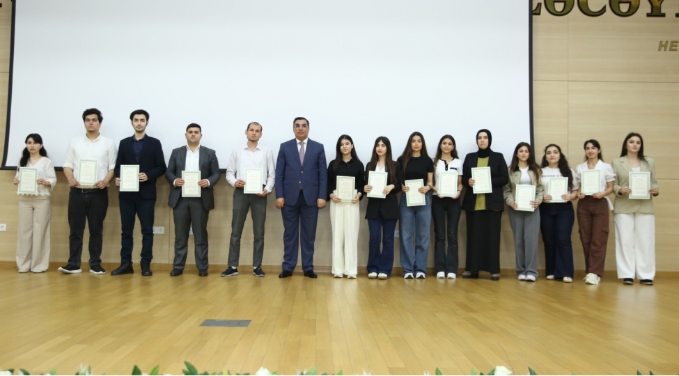 baki-ali-neft-mektebinde-telebe-ve-genc-tedqiqatchilarin-vii-beynelxalq-elmi-konfranslarinin-baglanish-merasimi-kechirilib