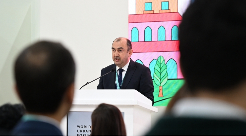 azerbaycanda-il-erzinde-adambashina-24-25-kiloqram-plastik-tullanti-yaranir