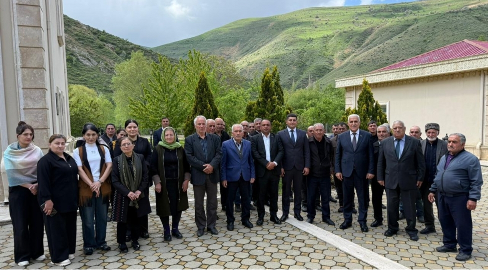 milli-meclisin-deputati-vuqar-rehimzade-culfada-sechicileri-ile-novbeti-gorushunu-kechirib-foto-12