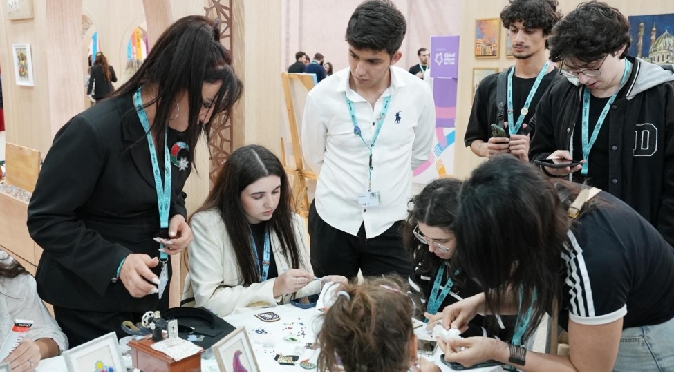 dost-inkluziv-inkishaf-ve-yaradiciliq-merkezinin-wuf13-urban-expo-sergi-sahesindeki-pavilyonu-fealiyyetini-ugurla-basha-vurub