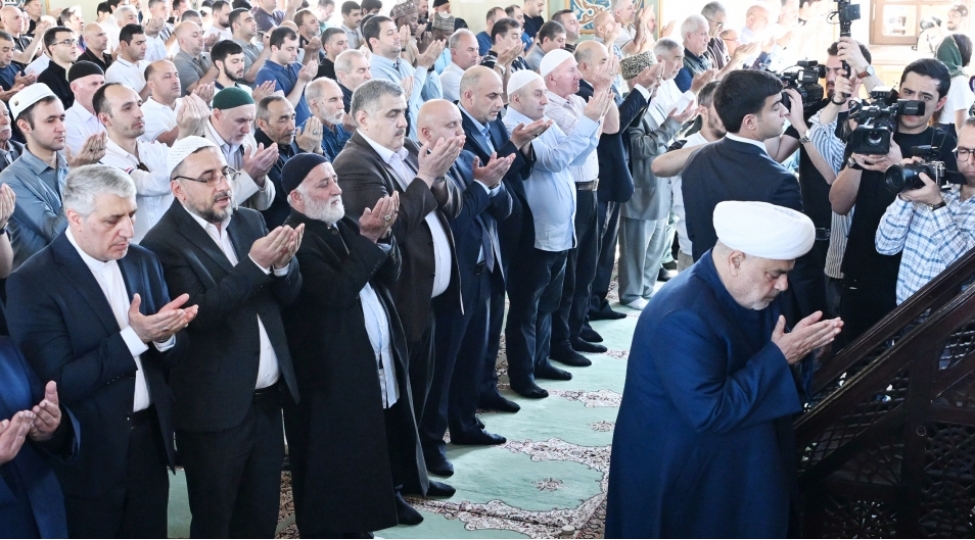 mescidlerde-bayram-namazi-qilinib-yenilenib