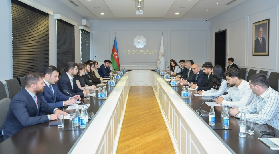 nazir-reqemsal-texnologiyalar-sahesi-uzre-dovlet-proqrami-mezunlari-ile-gorushub