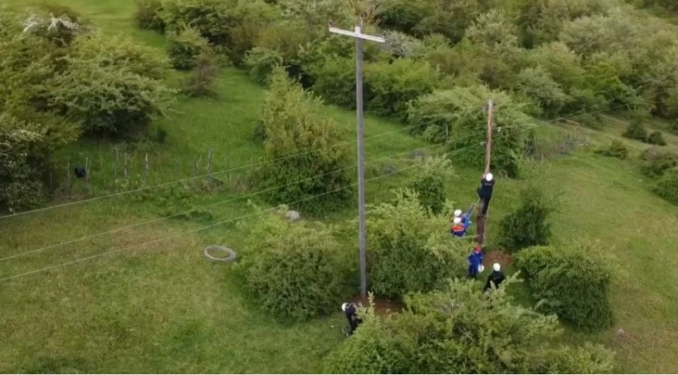 azerishiq-lerikin-en-ucqar-dag-kendlerinde-elektrik-shebekesini-yenileyir-video
