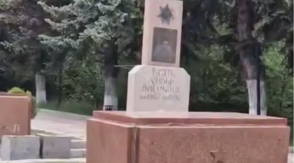 rusiya-sefirliyi-gumrude-memorialin-tehqir-olunmasini-pisleyib
