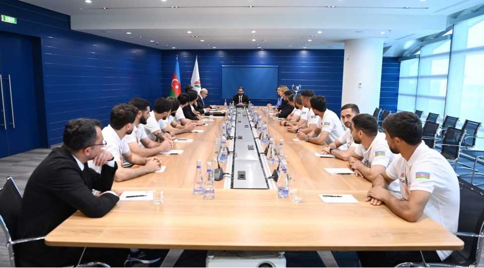 rovshen-necef-socar-in-minifutbol-komandasinin-uzvleri-ile-gorushub
