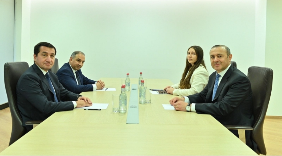 prezidentin-komekchisi-hikmet-haciyev-ile-ermenistanin-tehlukesizlik-shurasinin-katibi-armen-qriqoryan-arasinda-ishguzar-gorush-kechirilib