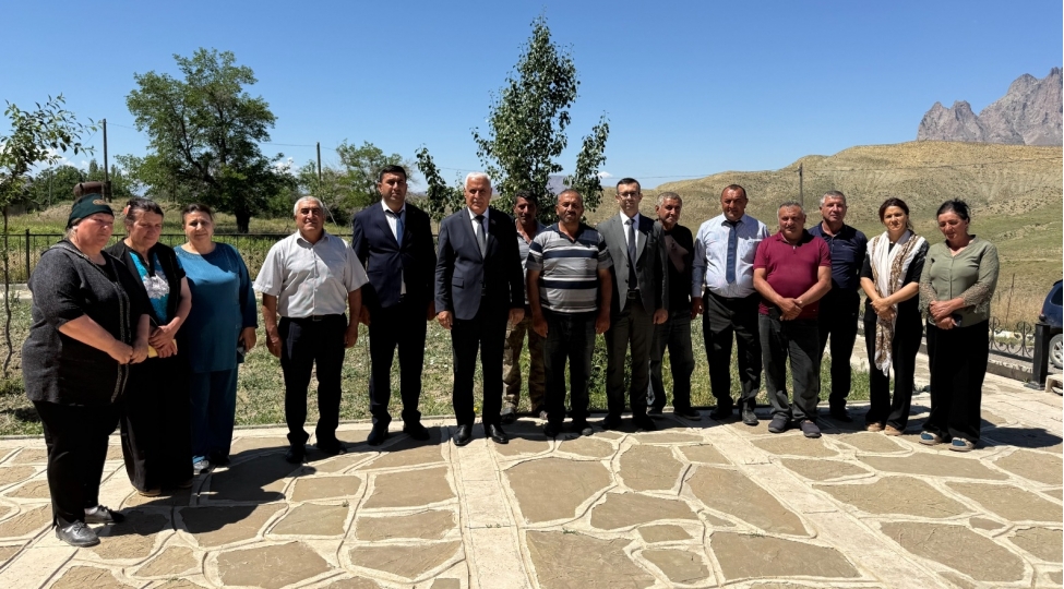 milli-meclisin-deputati-vuqar-rehimzade-culfada-sechicileri-ile-novbeti-gorushlerini-kechirib-foto