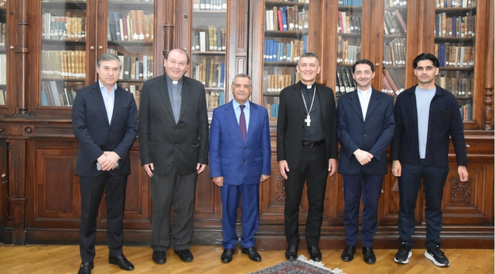 vatikan-numayende-heyeti-azerbaycan-milli-kitabxanasinda-olub