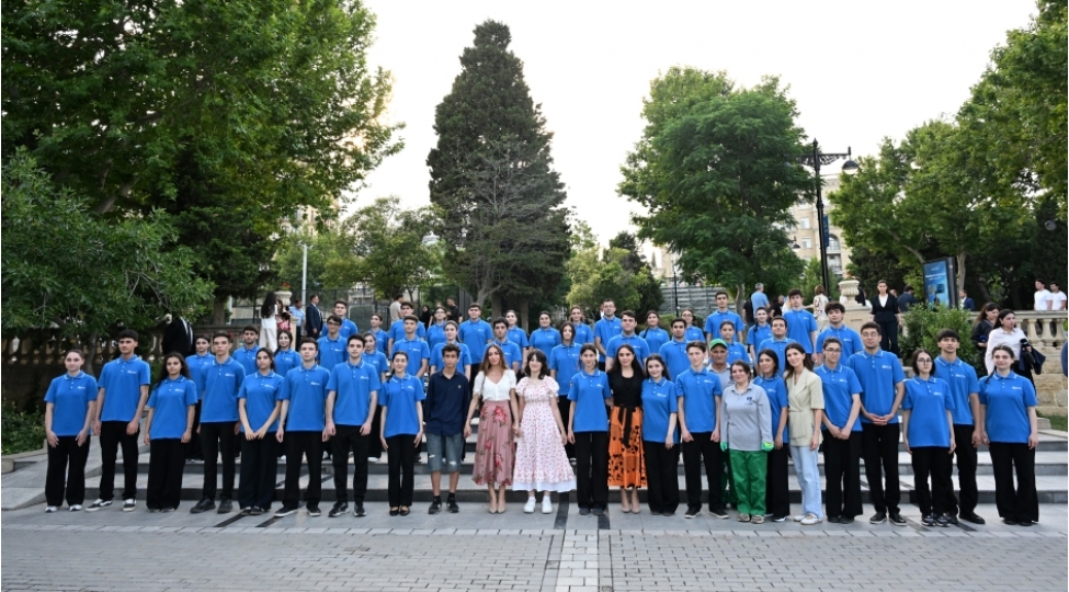 leyla-eliyeva-ve-arzu-eliyeva-baki-bulvarinda-movsumi-gullerin-ekilmesi-aksiyasinda-ishtirak-edibler