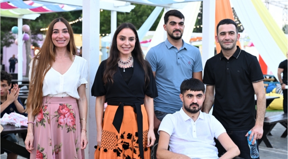leyla-eliyeva-ve-arzu-eliyeva-candyfest-yay-festivalini-ziyaret-edib-ve-sehrli-mirvari-su-sirki-shousunu-izleyibler