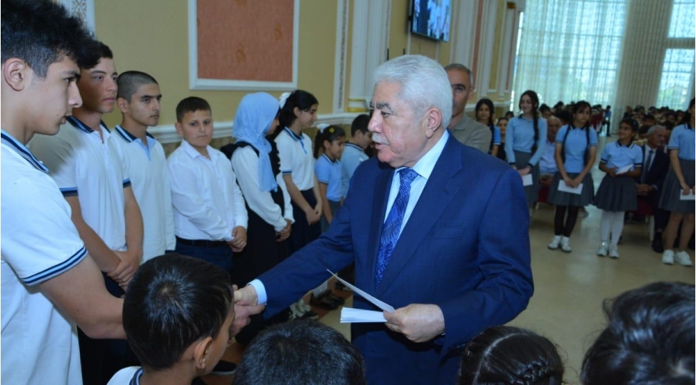 milli-meclisin-deputati-agalar-veliyev-xachmaz-rayonunda-qabaqcil-muellimleri-ve-elachi-shagirdleri-mukafatlandirib