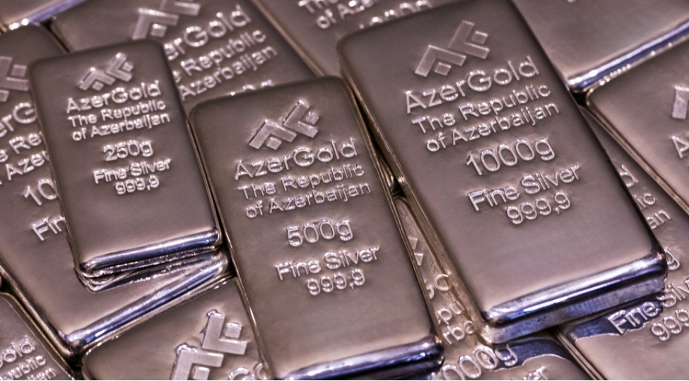 azergold-ilk-defe-yerli-bazara-gumush-kulcheler-teqdim-edib