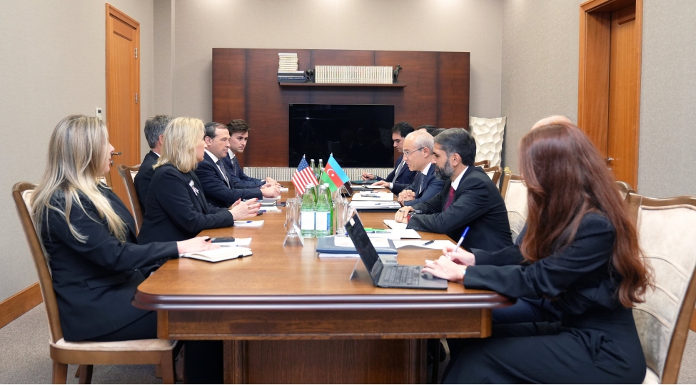 azerbaycan-absh-ile-orta-dehliz-ve-suni-intellekt-sahesinde-emekdashligi-muzakire-edib
