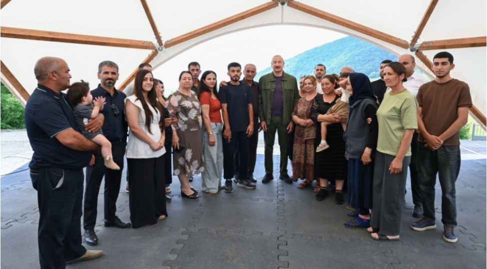 prezident-ilham-eliyev-shushanin-kichik-qaladeresi-kendinde-gorulen-ishlerle-tanish-olub-ve-kende-qayidan-sakinlerle-gorushub